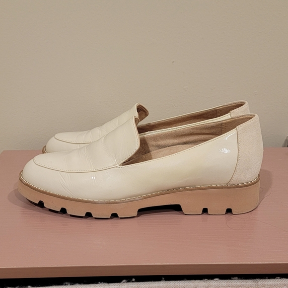 Vionic Kensley Slip On Loafers Womens Cream Patent Leather Chucky Sole Flat Shoe - Picture 4 of 12